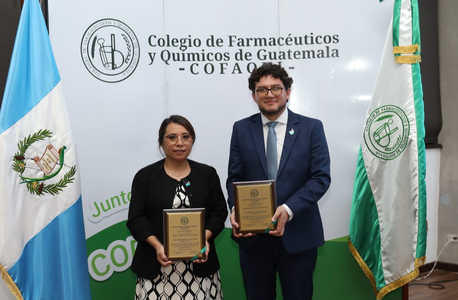 LA JUNTA DIRECTIVA ENTREGÓ RECONOCIMIENTOS A QUÍMICOS FARMACÉUTICOS NOTABLES